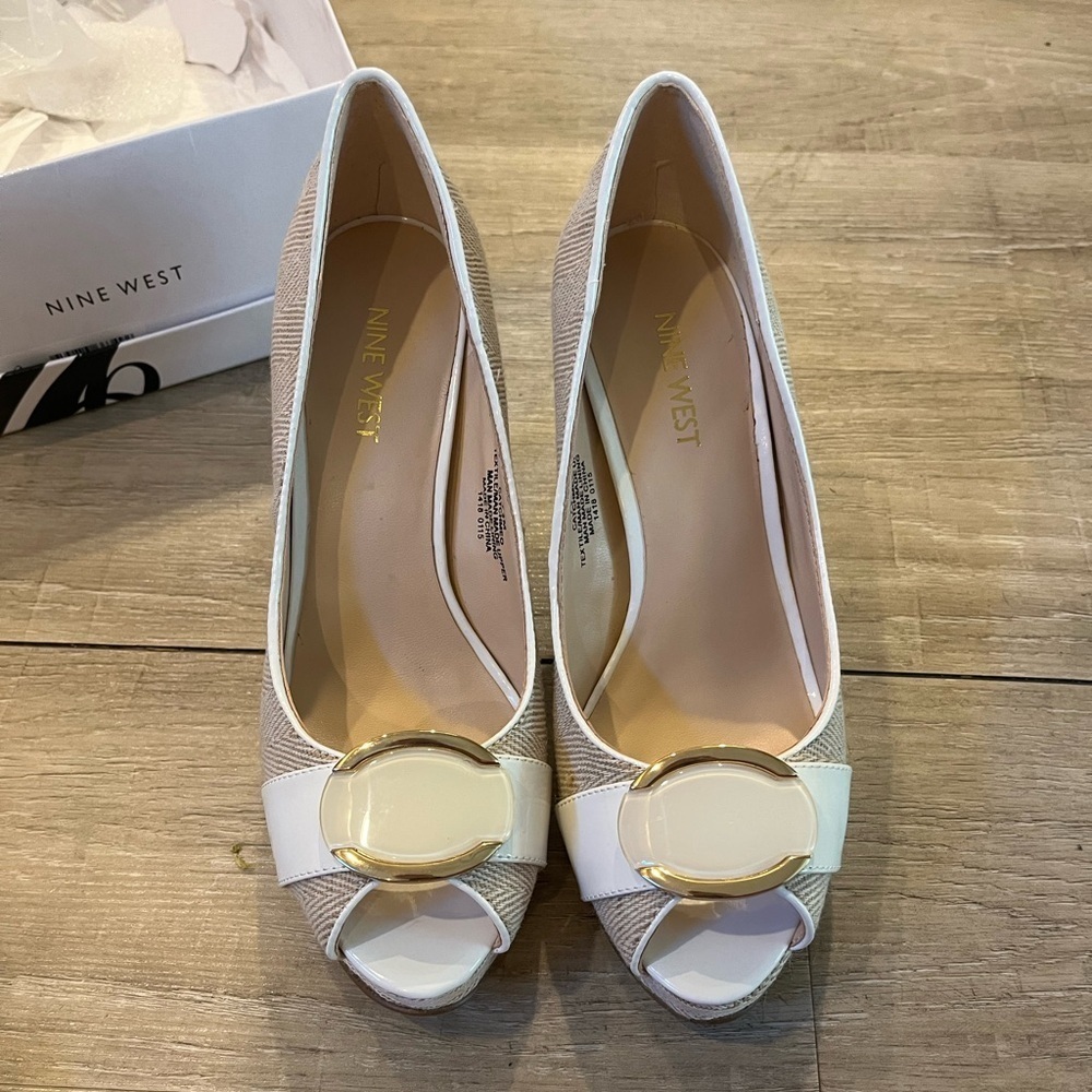 NIB Nine West Catchmeo Tan and White Peep Toe stiletto heels 7.5 - Picture 4 of 16
